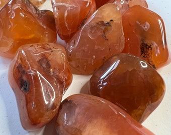 Piedra cornalina pulida: energía purificadora y revitalizante