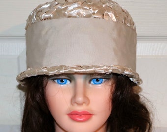 1960s Champagne Straw Cloche Hat with Matching Ribbon  - Very Good Condition - Made in USA