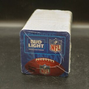 Può includere: Una pila di sottobicchieri con marchio Bud Light e NFL. I sottobicchieri sono blu con il logo Bud Light, il logo NFL e una grafica di football. I sottobicchieri sono avvolti in plastica trasparente.