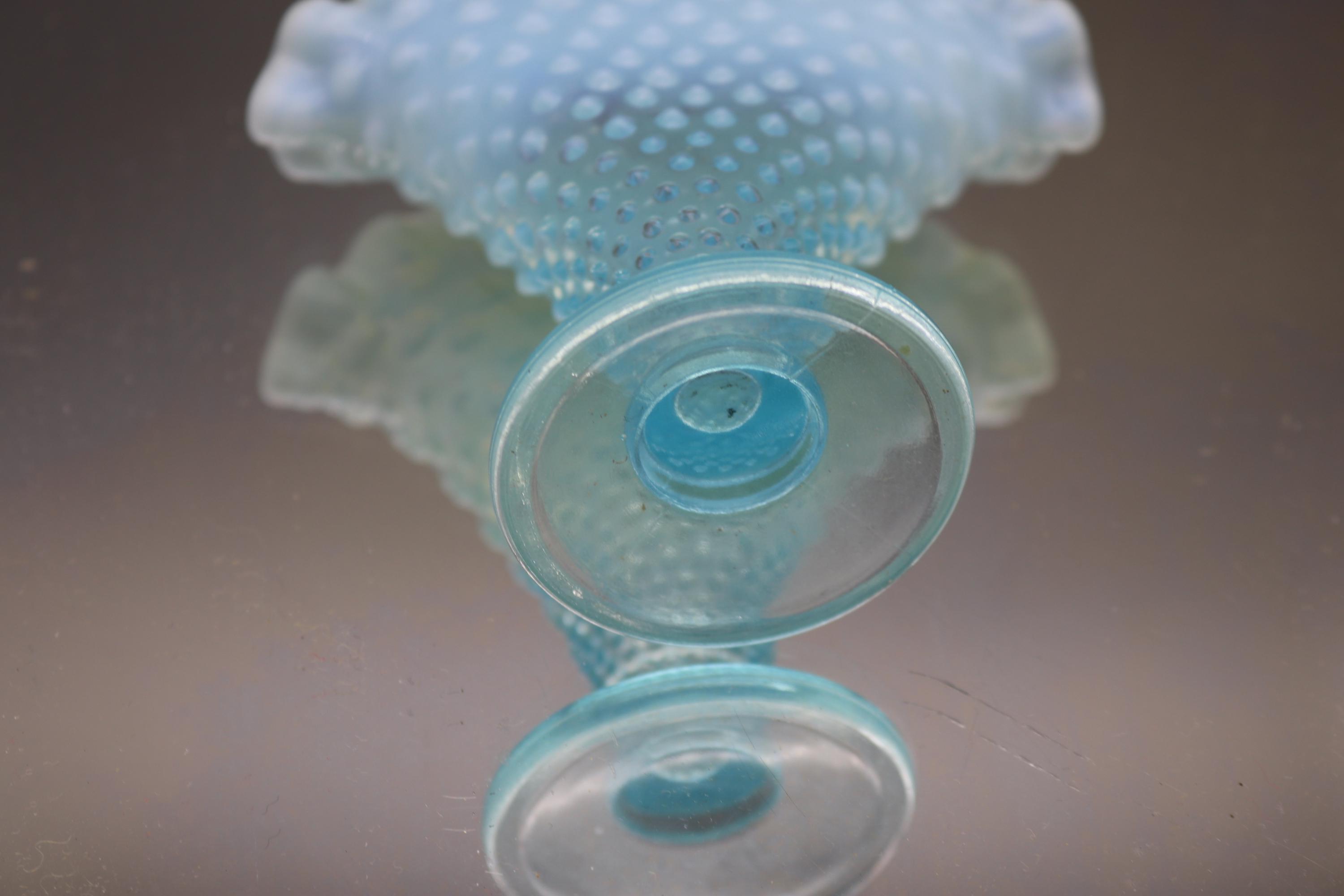 ヴィンテージ フェントン ブルー オパールセント ホブネイル フリル