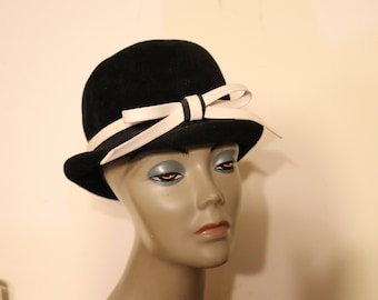 Vintage Red PEACHBLOOM VELOUR Cloche Hat With Bow - Size 22  display picture 3