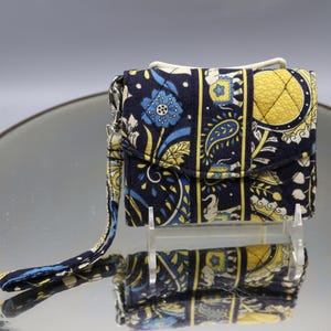 Cartera de mano vintage Vera Bradley, diseño desconocido, azul, crema y dorado, diseño retirado