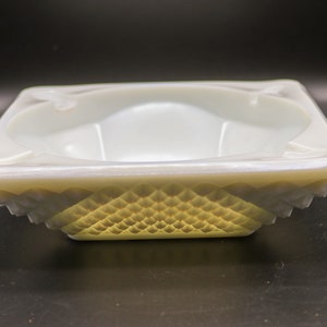 Peut inclure: Cendrier carré en verre de lait blanc avec un motif en diamant sur le fond.