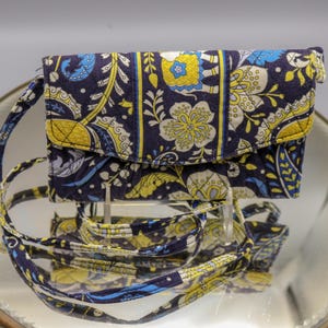 Vintage Vera Bradley Crossbody Brieftasche Tasche - Unbekanntes Muster - Blau Creme Gold - Retired Pattern
