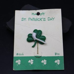 Vintage St. Patrick's Day Shamrock/Pipe Stick Pin - Plástico vintage - En la tarjeta original - NOS