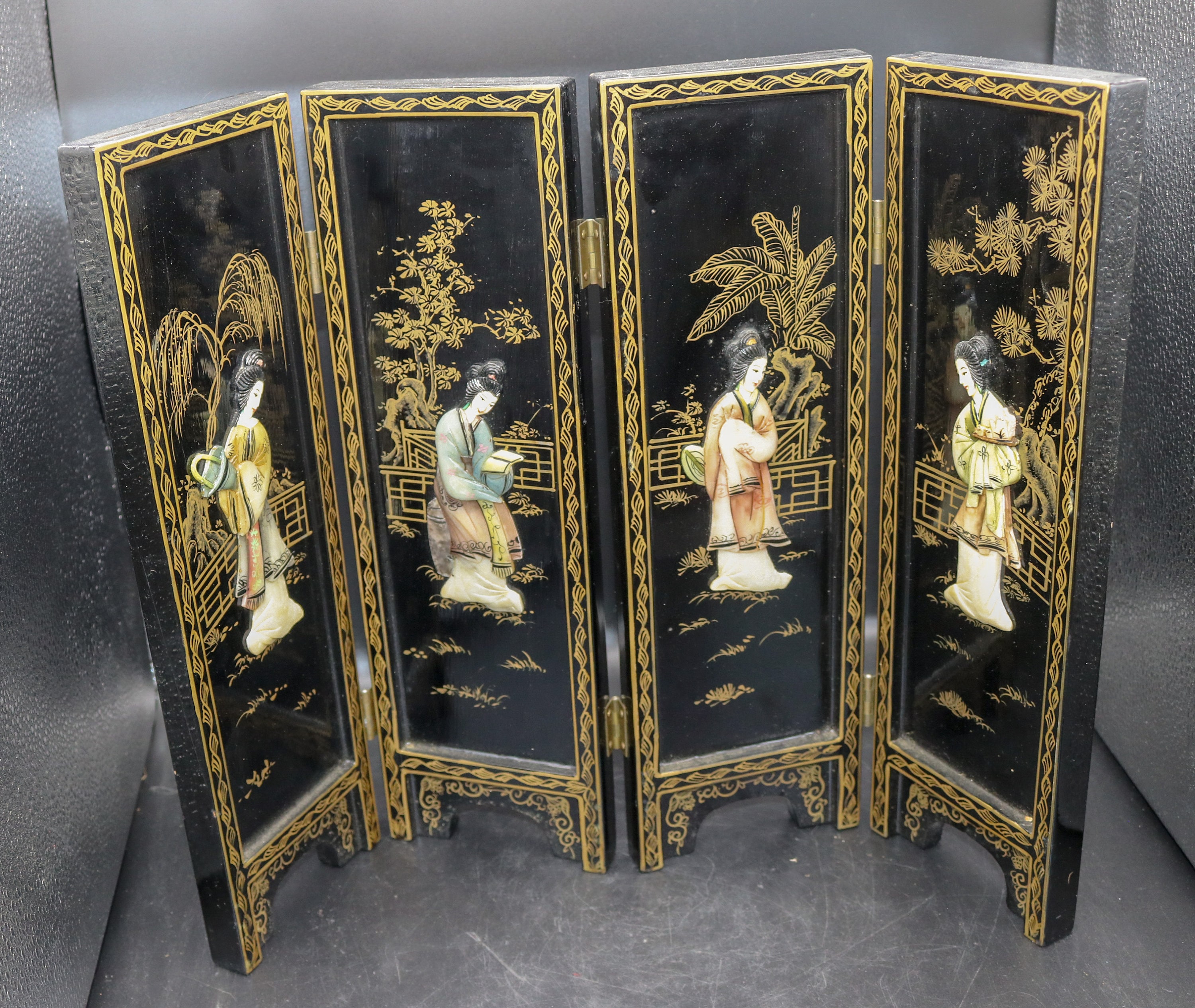 黒と金の折りたたみ式屏風 Black Lacquer Folding Screen: Hand-painted Limestone Geisha, Gold