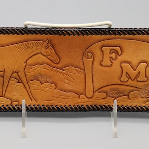 Vintage 1970s Cartera occidental de cuero tallado para hombre - Todo original - Maravillosa condición sin usar - Motivo de caballo - Monograma