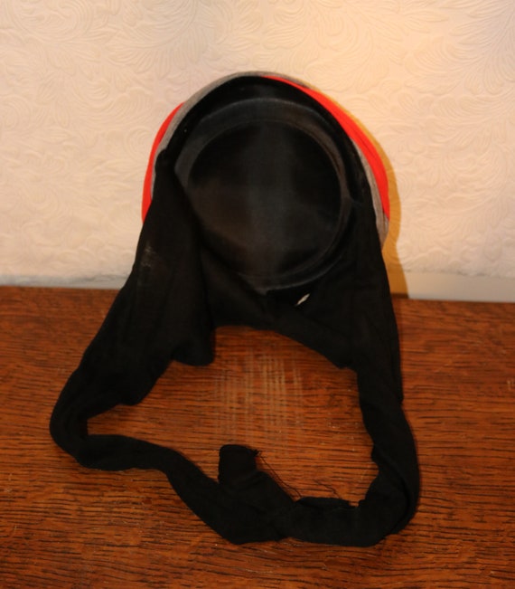 1960s Black Gray Red Knit Pillbox Tie Hat- Excell… - image 7