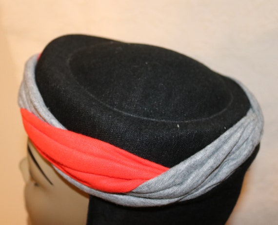 1960s Black Gray Red Knit Pillbox Tie Hat- Excell… - image 6