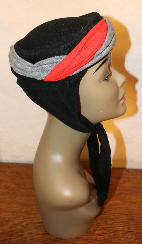 1960s Black Gray Red Knit Pillbox Tie Hat- Excell… - image 3