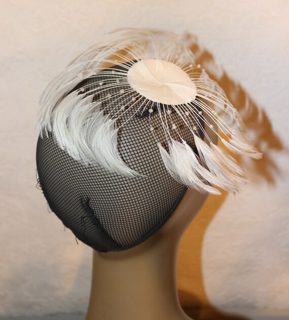 Vintage White Feather Fascinator - Very Good Cond… - image 4