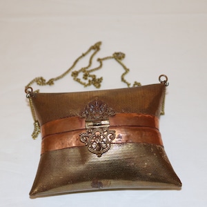 Art Deco Messing & Kupfer Puff Kissen Geldbeutel - Samt gefüttert - 1930er Jahre - Lange Kette - verschnörkter Verschluss