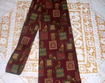 Vintage Salvatore Ferragamo-zijden stropdas: bordeauxrode dierenprint, made in Italy