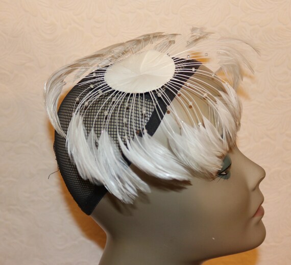Vintage White Feather Fascinator - Very Good Cond… - image 3