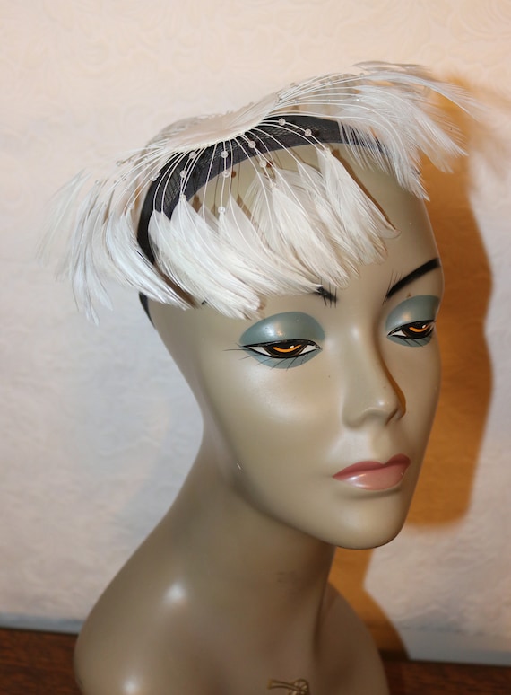 Vintage White Feather Fascinator - Very Good Cond… - image 1