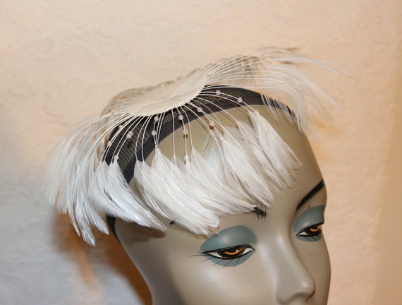 Vintage White Feather Fascinator - Very Good Cond… - image 2