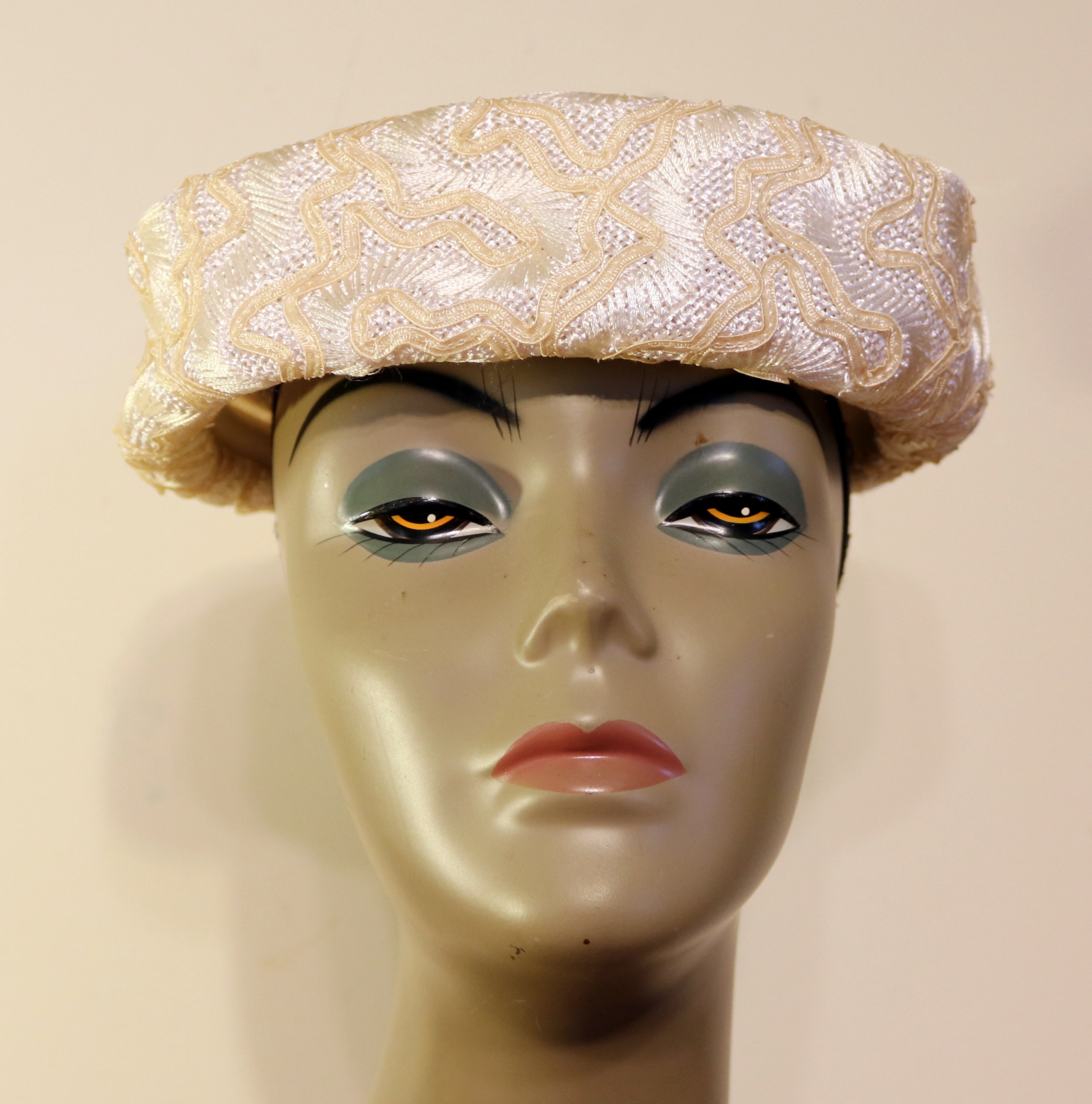 1960s Beige Nylon Pillbox Hat: Vintage Fifth Avenue Style  display picture 2