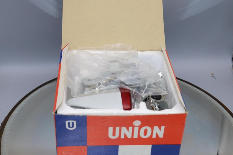 K&ouml;nnte beinhalten: Ein wei&szlig;er und roter Spielzeug-LKW in einem Karton mit dem Wort "UNION" auf der Vorderseite. Der Karton ist ge&ouml;ffnet und der LKW ist teilweise im Inneren sichtbar.