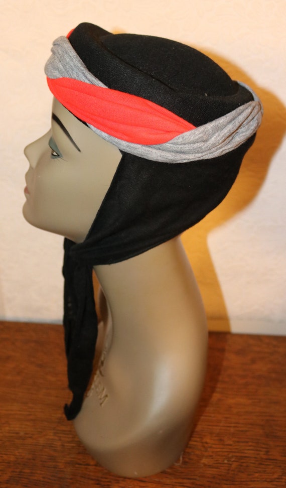 1960s Black Gray Red Knit Pillbox Tie Hat- Excell… - image 5