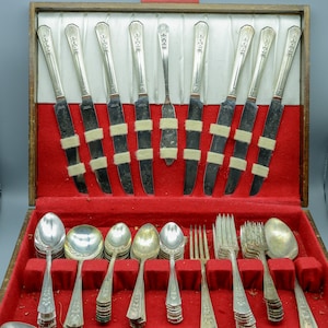 Oneida Wm A Rogers &quot;Rosalie&quot; Silverplate Flatware Set - 1938 - 71 pcs with Silver Box - Service for 7