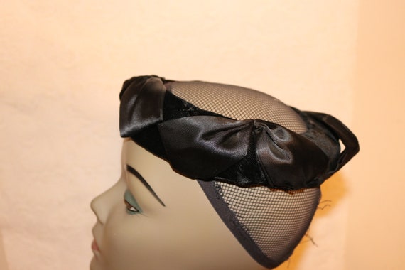 1950s Black Satin Bows on Black Velvet Circlet Ha… - image 5