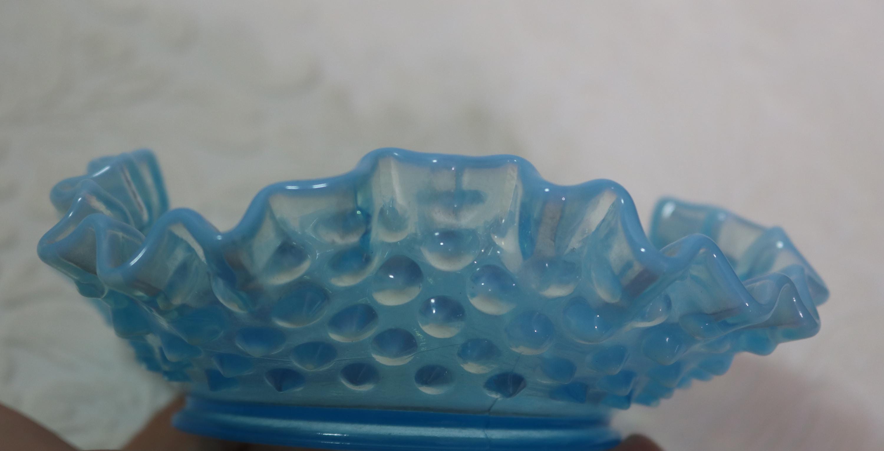 ヴィンテージ フェントン ブルー オパールセント ホブネイル フリル