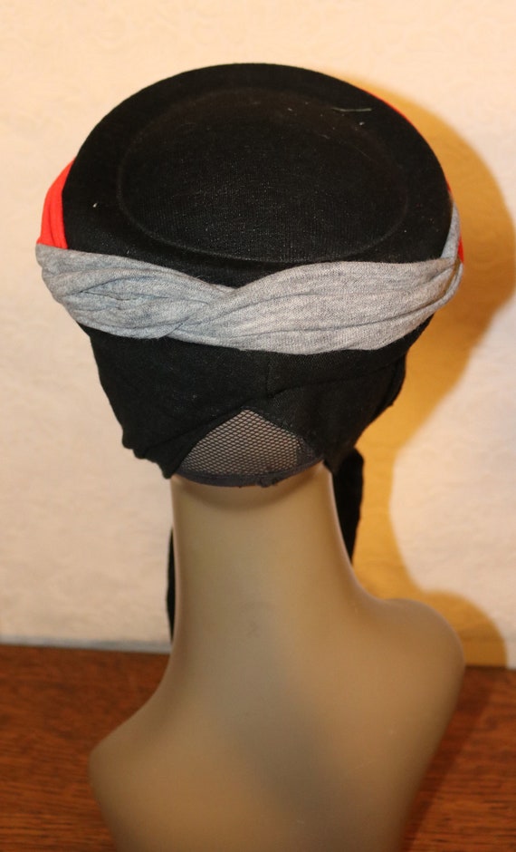 1960s Black Gray Red Knit Pillbox Tie Hat- Excell… - image 4