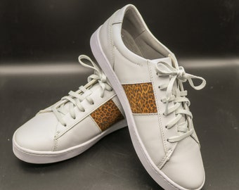 Clarks lädersneakers: Vita leopardmönster, US 10, New Old Stock