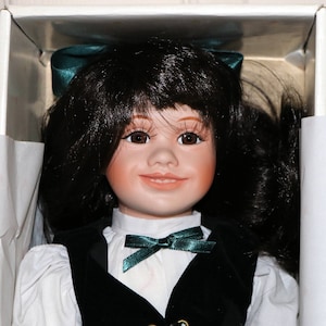 Jennifer de Hello Dolly Dolls - Porcelain Doll - 1988 - Original Wrist Tag and Box