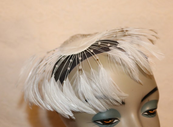 Vintage White Feather Fascinator - Very Good Cond… - image 6