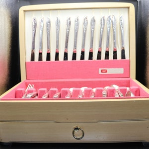 International 1847 Wm Rogers "Springtime" Silber Besteck Set - 1957 - Set für 12 - Original Box - 98 Stk. - Silberplate - Servierstücke