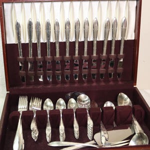 Oneida Nobility Plate &quot;Reverie&quot; Flatware Set 1937 - 84 pcs with Silver Box - Silverplate