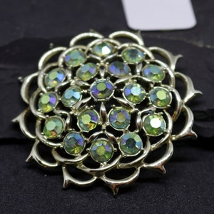 Sarah Coventry-lichte limoenbroche uit de jaren 60: groene strass-hangerpin