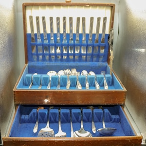 Oneida Community Tudor Plate &quot;Queen Bess I&quot; Silverplate Flatware Set - 1924 - Service for 7 w/ Box - 81 pcs - Silverplate(Set 3)