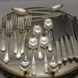 Vintage Oneida Simon & George Rogers Company - &quot;Pendant&quot; - Circa 1941 - Set for 6 - 21 Pieces