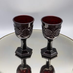 ヴィンテージ エイボン ルビーレッド 1876 ケープコッド クラレット ワインゴブレット 2個セット - ルビーレッド - プレスガラス - 廃盤 - ワインゴブレットより大きい - 箱なし