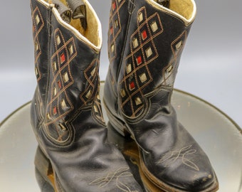 Vintage Acme Kinder-Cowboystiefel aus den 1940er/50er Jahren – gebraucht – Schwarz mit roter und weißer Einlage – Rautenmuster