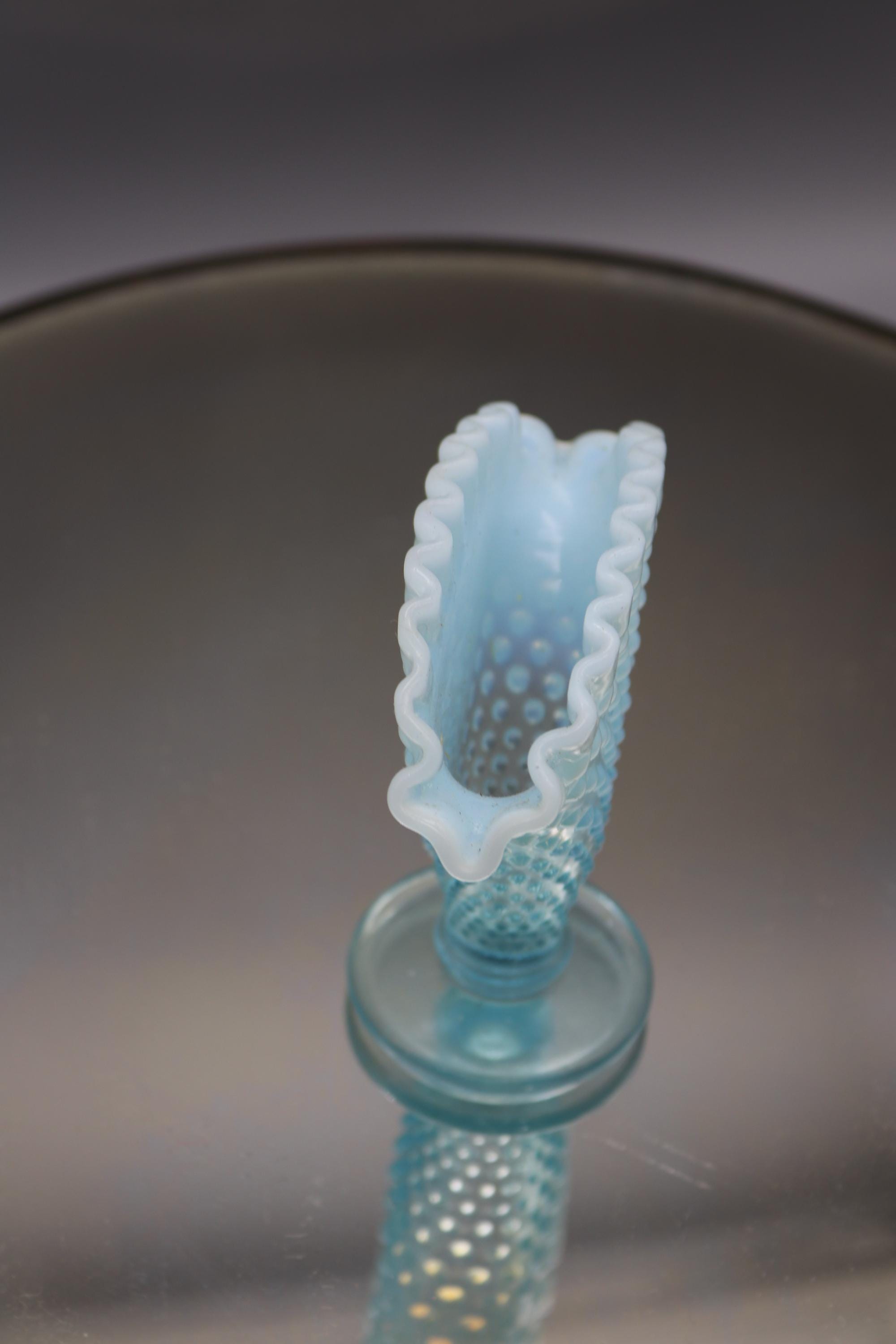 ヴィンテージ フェントン ブルー オパールセント ホブネイル フリル