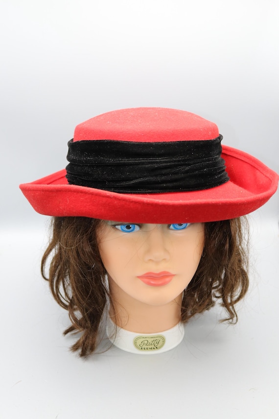 Vintage Red Wool Hat With Black Velvet Band: 1950s Doeskin  display picture 2