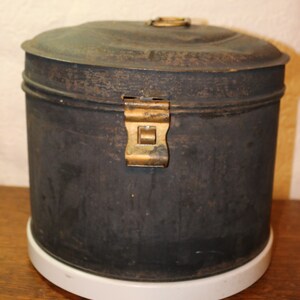Viktorianische schwarze Toleware Metall Hut Box - Große Original Lackierung - Industrial Steampunk Aufbewahrungsbox - Reiseetui - Bandbox
