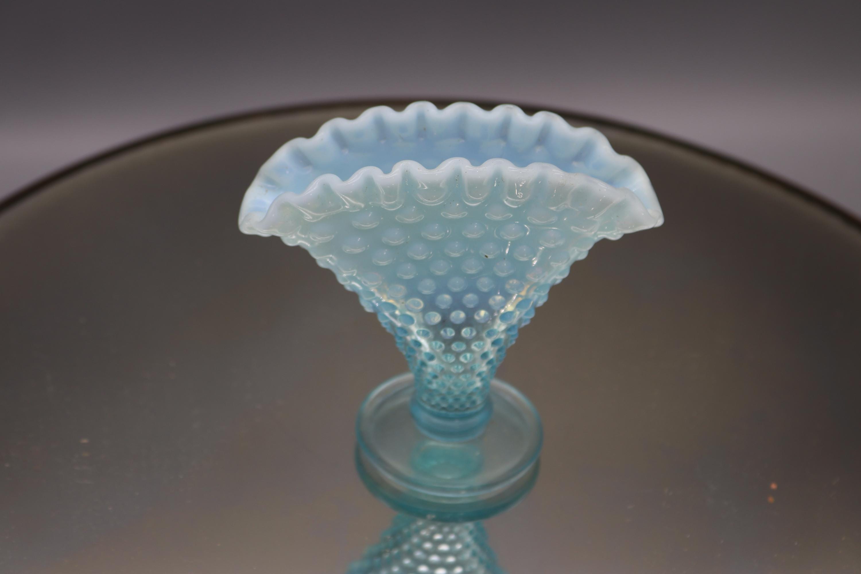 フェントン　ブルーオパルセント ホブネイル フリル　フラワーベース フェントン ホブネイル ブルーオパールセント 花瓶 フリル