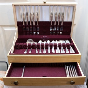Oneida Nobility Plate &quot;Reverie&quot; Flatware Set 1937 - 59 pcs with Silver Box - Silverplate