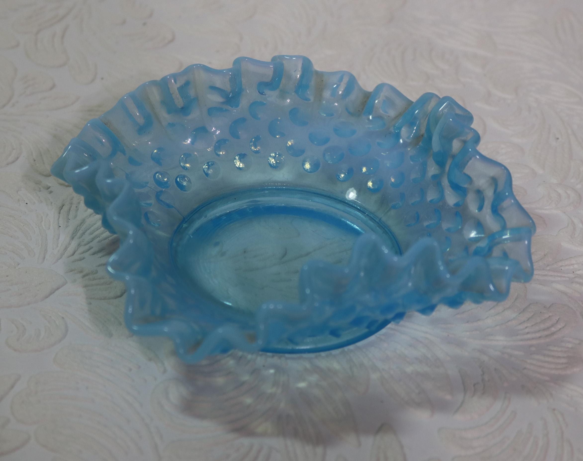 ヴィンテージ フェントン ブルー オパールセント ホブネイル フリル