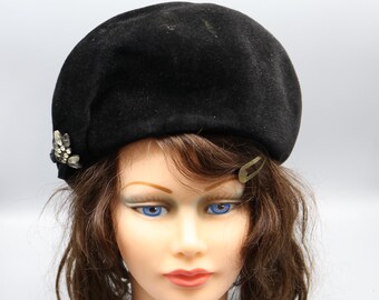 1950s Black Velvet Rhinestone Accent Hat - Slanted Beret Style - Medium - Peach Bloom Velour