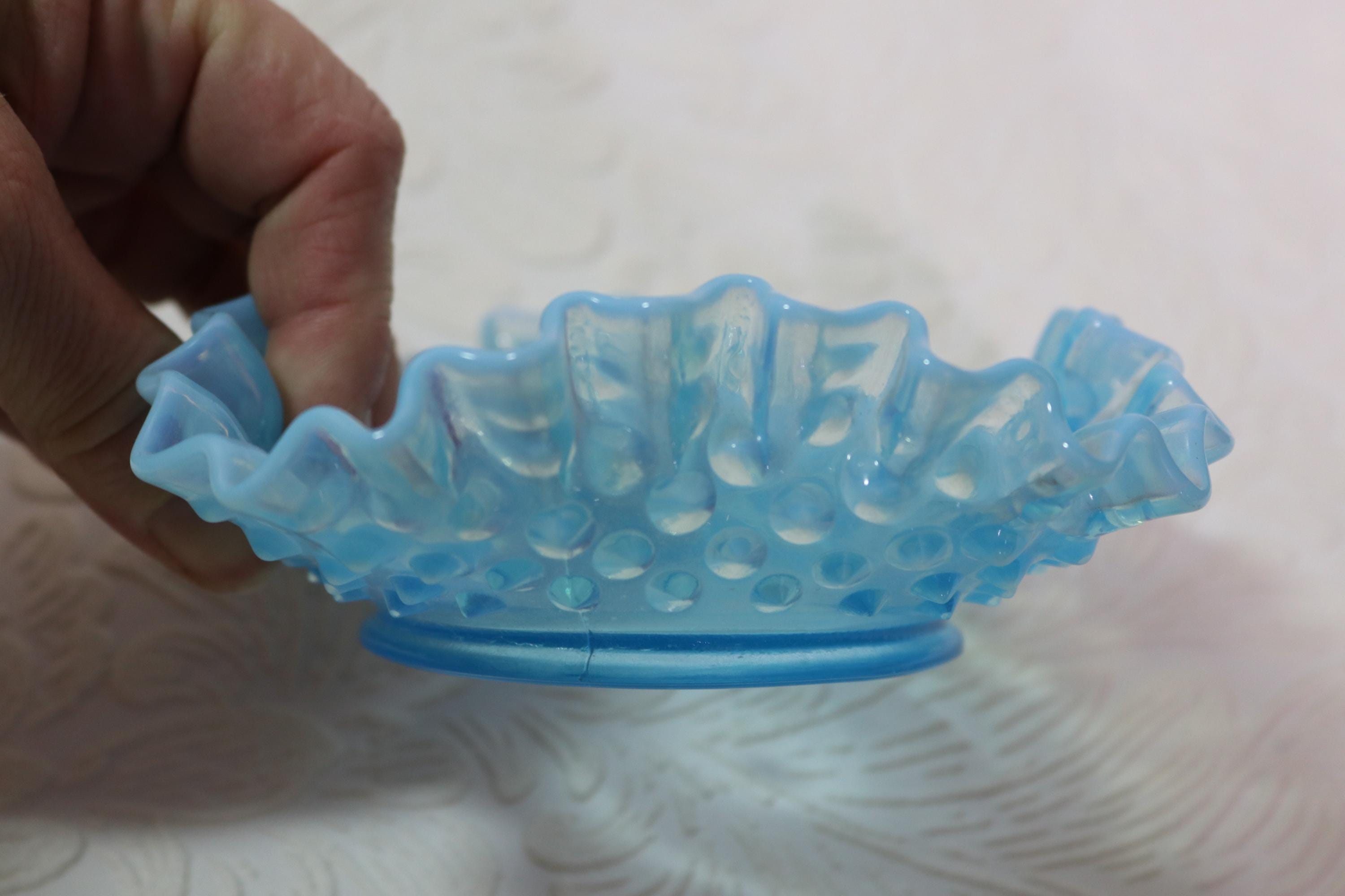 ヴィンテージ フェントン ブルー オパールセント ホブネイル フリル