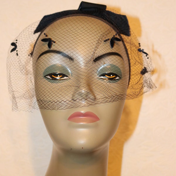 1950s Navy Blue Birdcage Veil - Fair to Good Condition - Velvet Flowers & Bow - Ladies Hat - Has Breaks