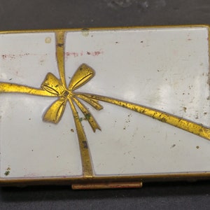 Vintage Lorelei Puderdose: Weisse Emaille Schleife Gold