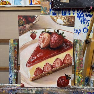 以下が含まれることがあります： 白い皿に乗ったイチゴのチーズケーキの切り身を描いたキャンバス上の油絵。ケーキには赤いイチゴのグレーズ、クリーミーな黄色のフィリング、そしてクラストがある。皿の上と横には新鮮なイチゴが添えられている。