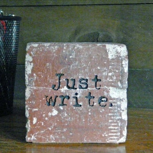 Sujetalibros de ladrillo de terracota grabado "Just Write" para autor