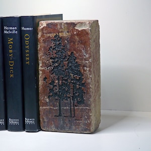 Sujetalibros de ladrillo con silueta de árboles para decoración de estantes